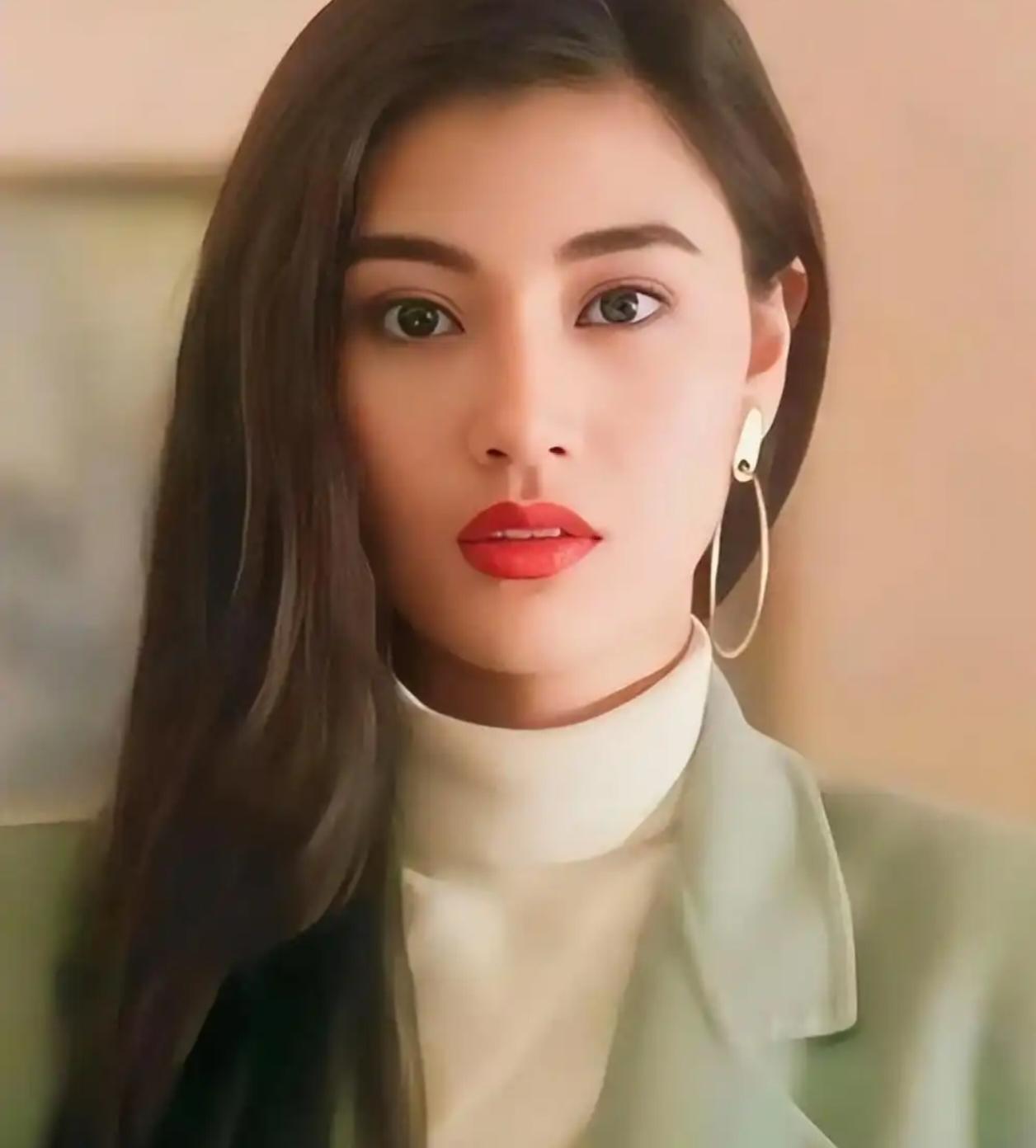 李嘉欣扮演过哪些经典角色扮演过后宫争宠的角色，对手是洪欣，蔡少芬，关之琳[狗头]