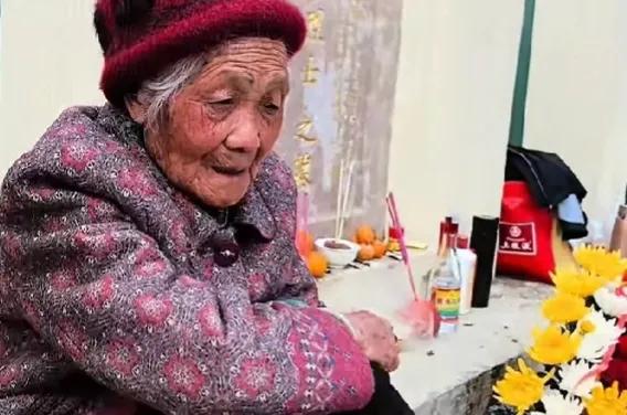 九十多岁的老母亲知道自己时日无多，让小儿子开车带着自己万里迢迢去麻栗坡烈士陵园看