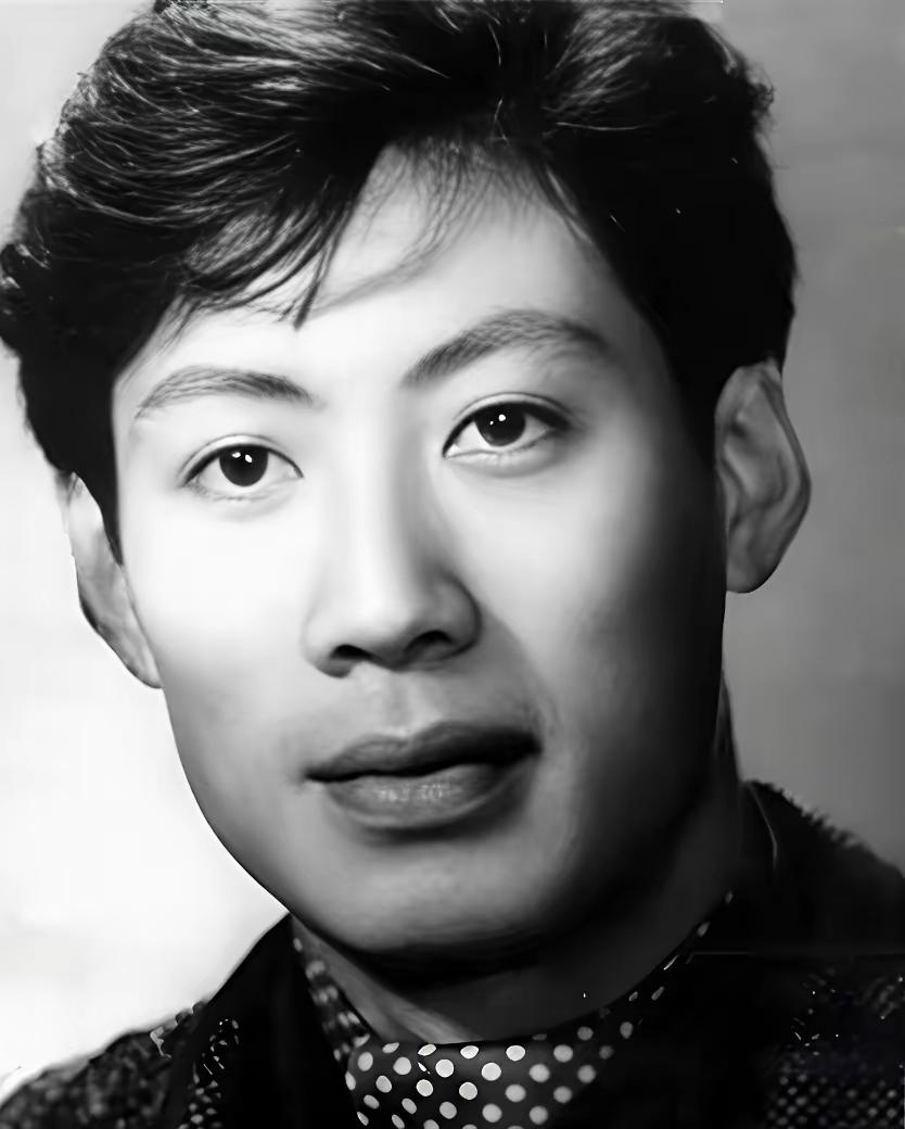 老演员
焦晃
看他们儿童时期的穿着！焦晃的家庭绝对不是寻常之辈啊！