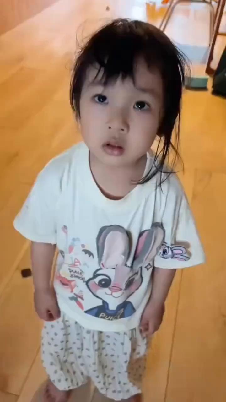 当她想吃冰激凌被我拒绝哭闹无果后，此刻在姐姐面前对我发起了无声的控诉。