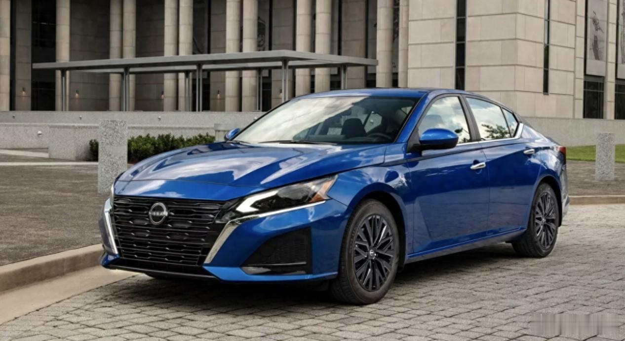 近日，2025款#日产ALTIMA# 海外上市，推出多款配置可选，还加入了#SV