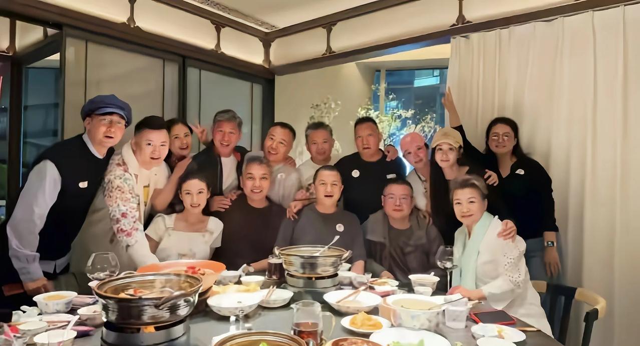 河南明星北京聚会，李亚鹏C位，岳云鹏紧挨着他，还有作家刘震云

前几天，演员马东