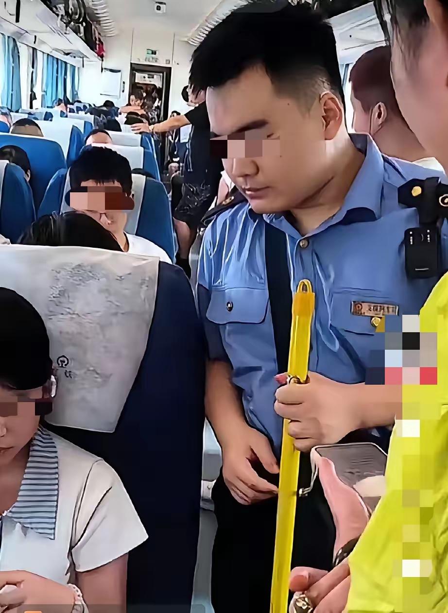 坐火车是否存在包车的现象呢？坐火车要求票、证、人一致，这是明文规定。有两个女孩买