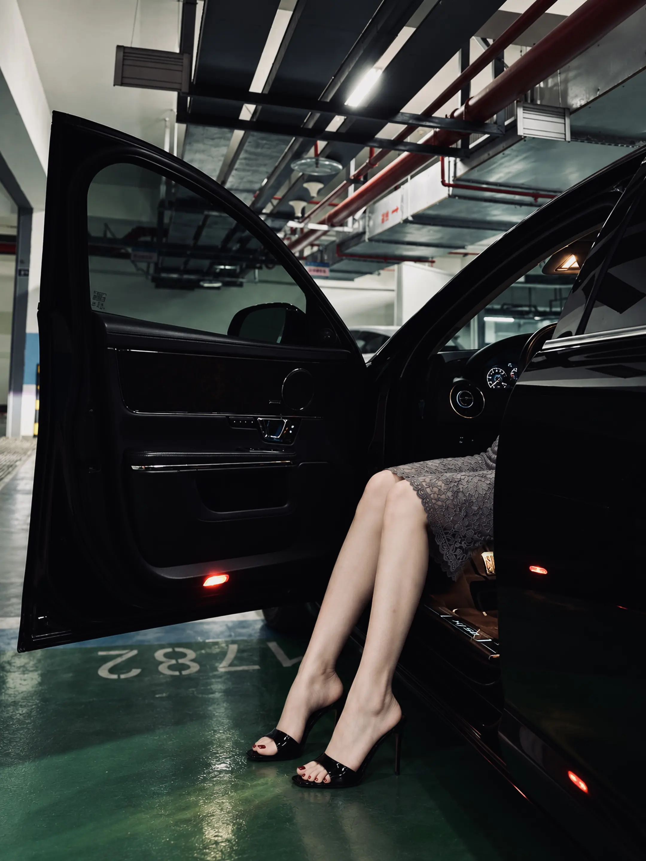 Woman and JaguarXJ50。