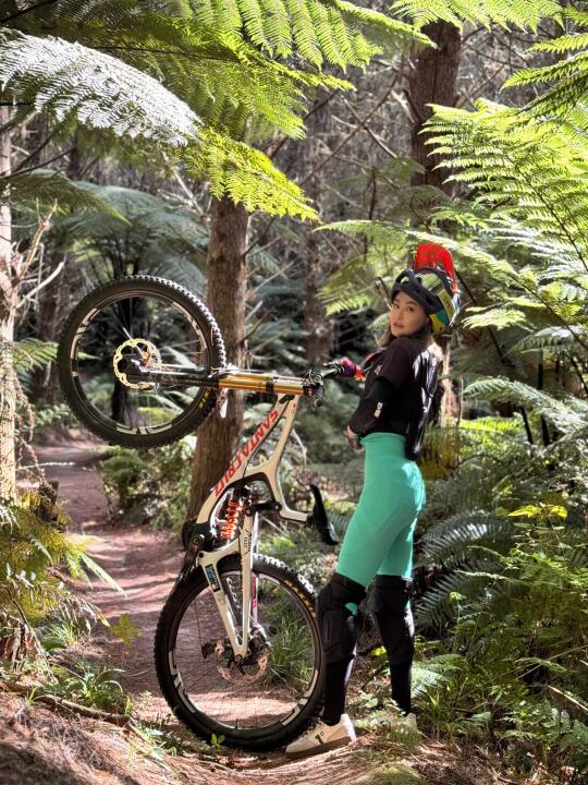 到底什么样的女孩在骑山地速降？