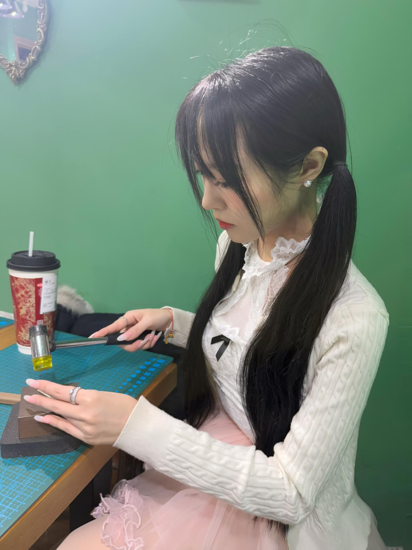 没错，你内心想要什么就会投射到他人身上，一旦得不到就激发焦虑