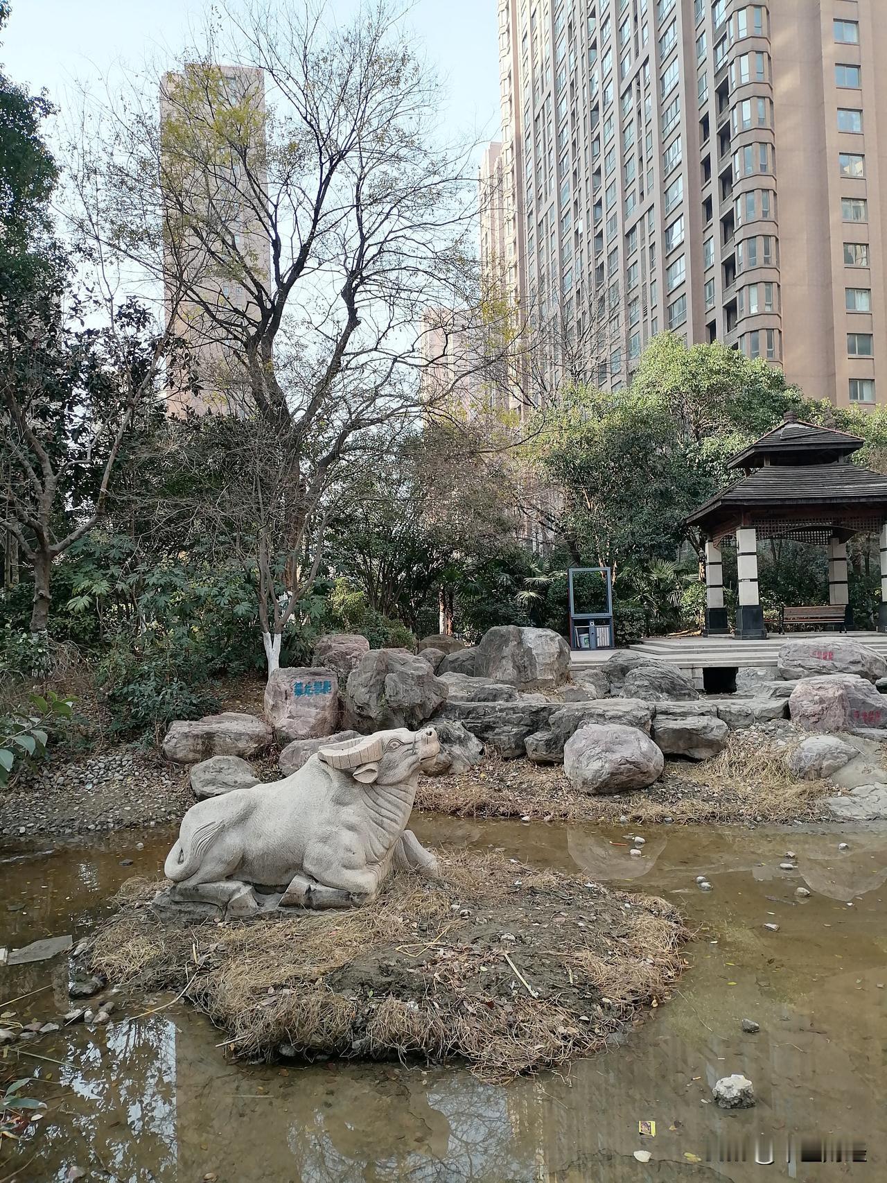 现在中国居民的物业费还是不低的，房价下跌，物业费却原地不动，物业费的支出已经超过