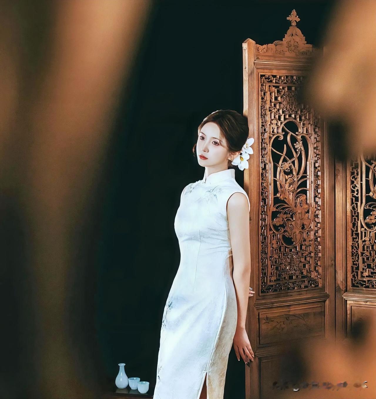 上联：翠帐春寒愁永昼
下联：有请雅士[玫瑰][玫瑰][玫瑰]