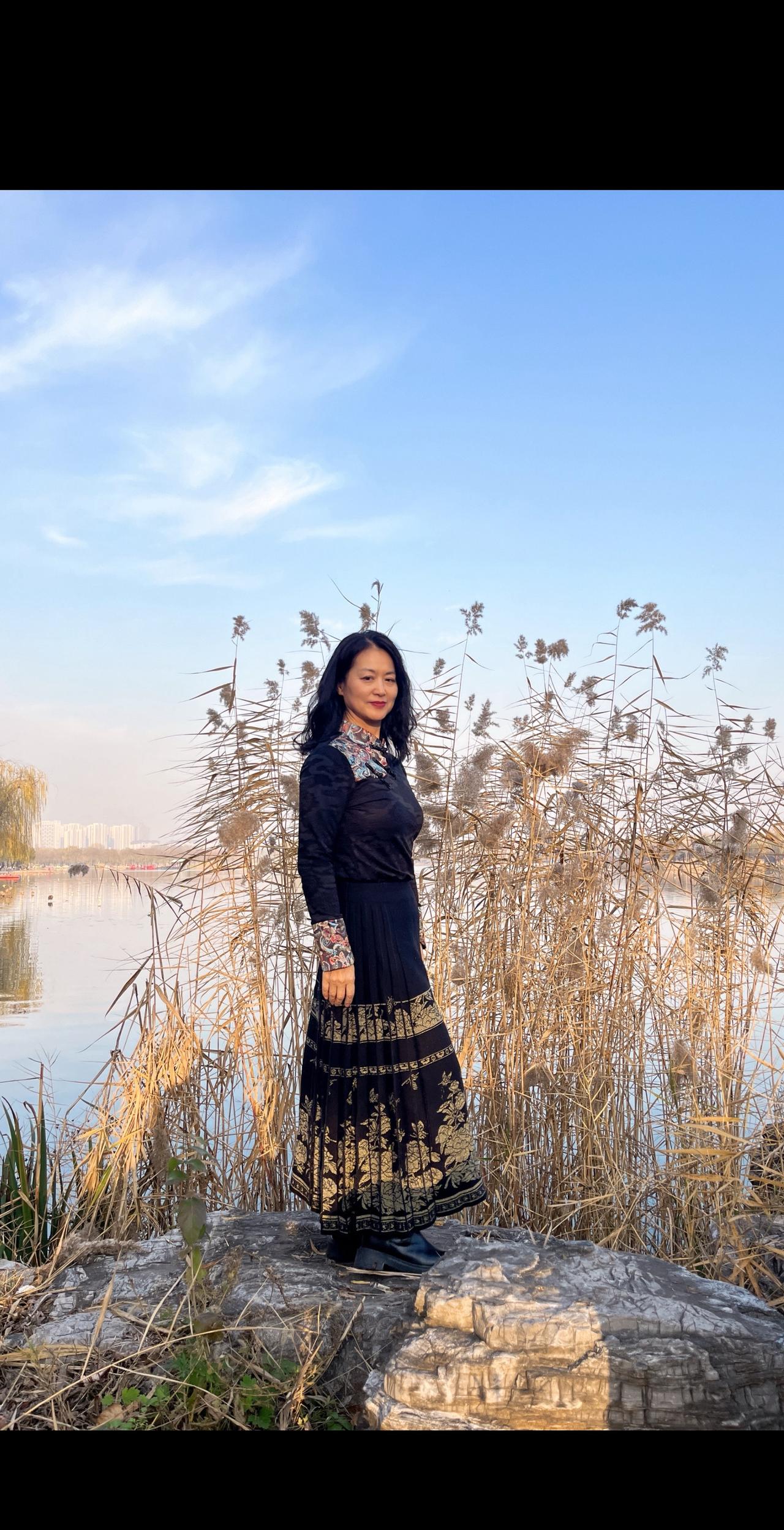 不论得失，都要活在当下，坦然面对生活，不畏过往忧伤，不畏未来忧虑，把握真实瞬间。