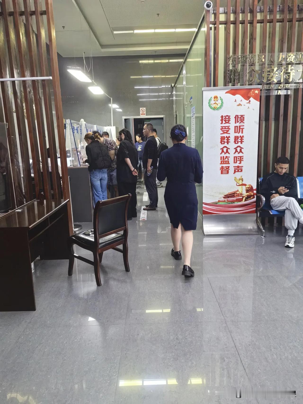 今天来到了劳动监察大队窗口，没办法，还是走到了这一步


填了好几页的表，然后就