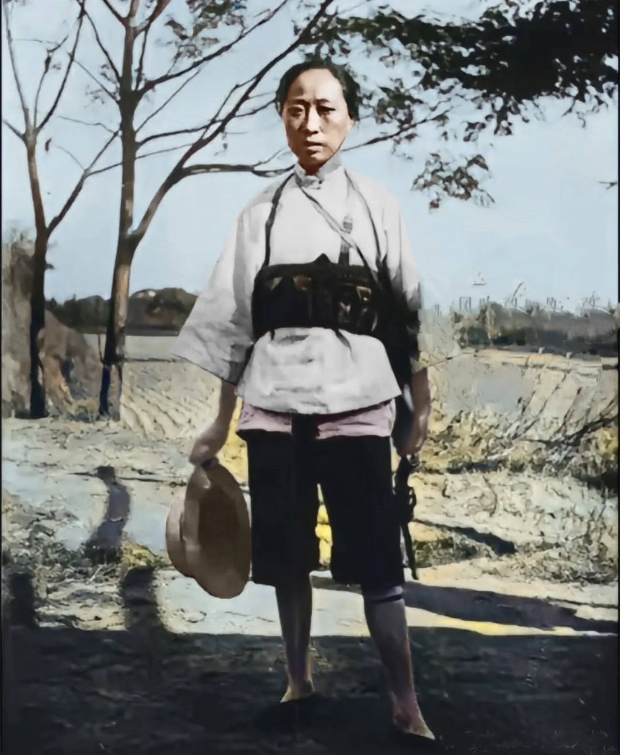 这个挽着裤脚、赤脚拿草帽，看起来刚从地里干完活的普通江南农妇，是让日伪军闻风丧胆