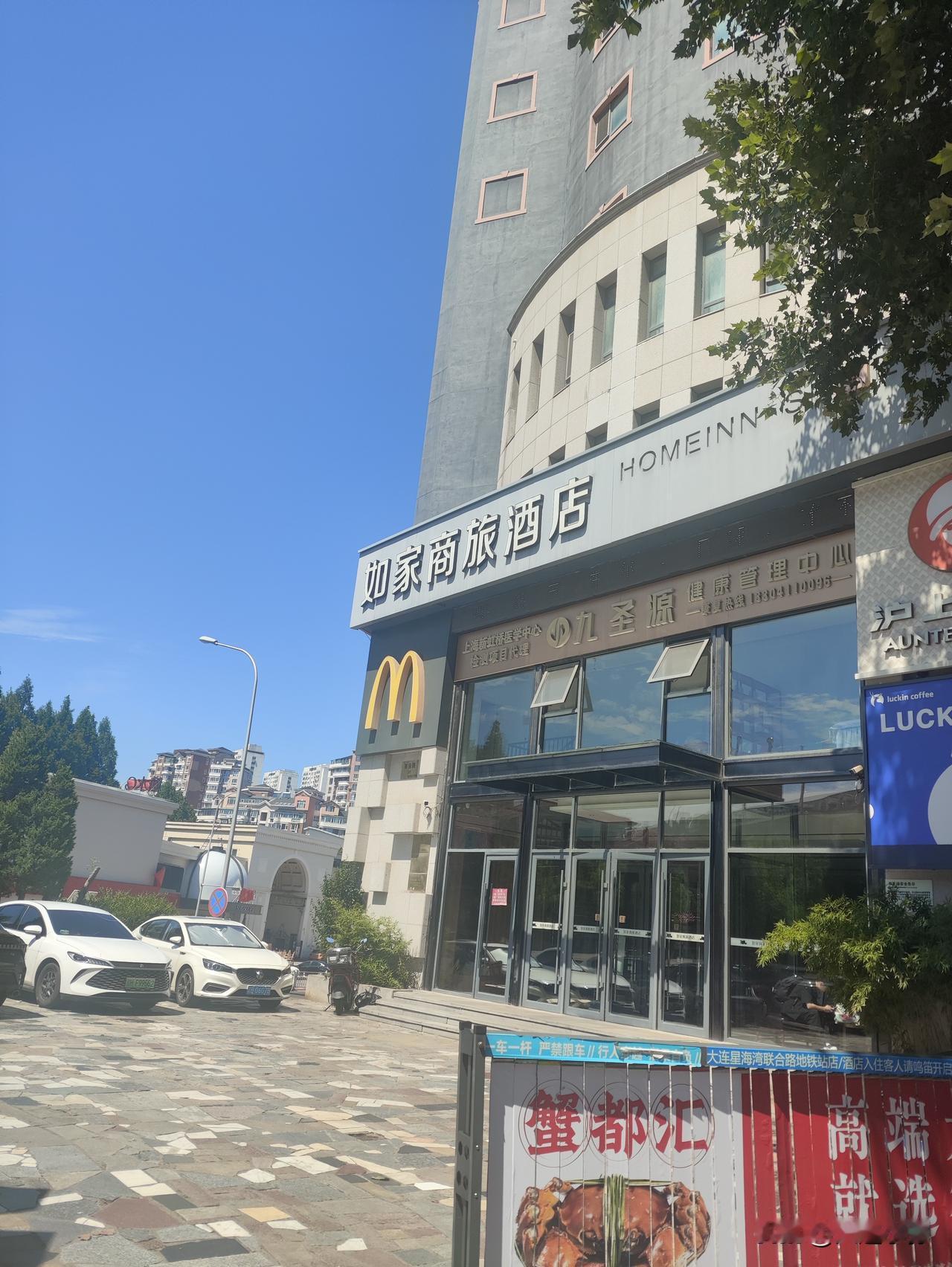 实拍大连酒店智能配送机器人！送外卖不用人跑上楼，太有意思了
 
今天在联合路这家