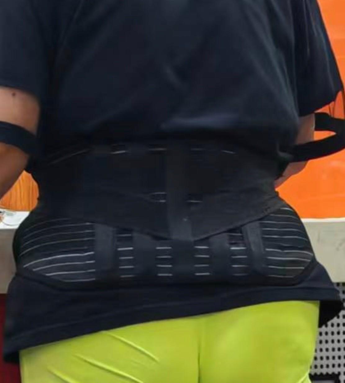 我刚刚在楼下买汉堡，看到一位六十多岁的阿姨，穿着紧身绿色裤子，这让我有些惊讶。说