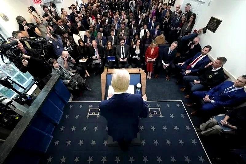 美国总统表示，华盛顿不寻求损害中国的利益。

发布会上有人注意到，总统提到一个挺