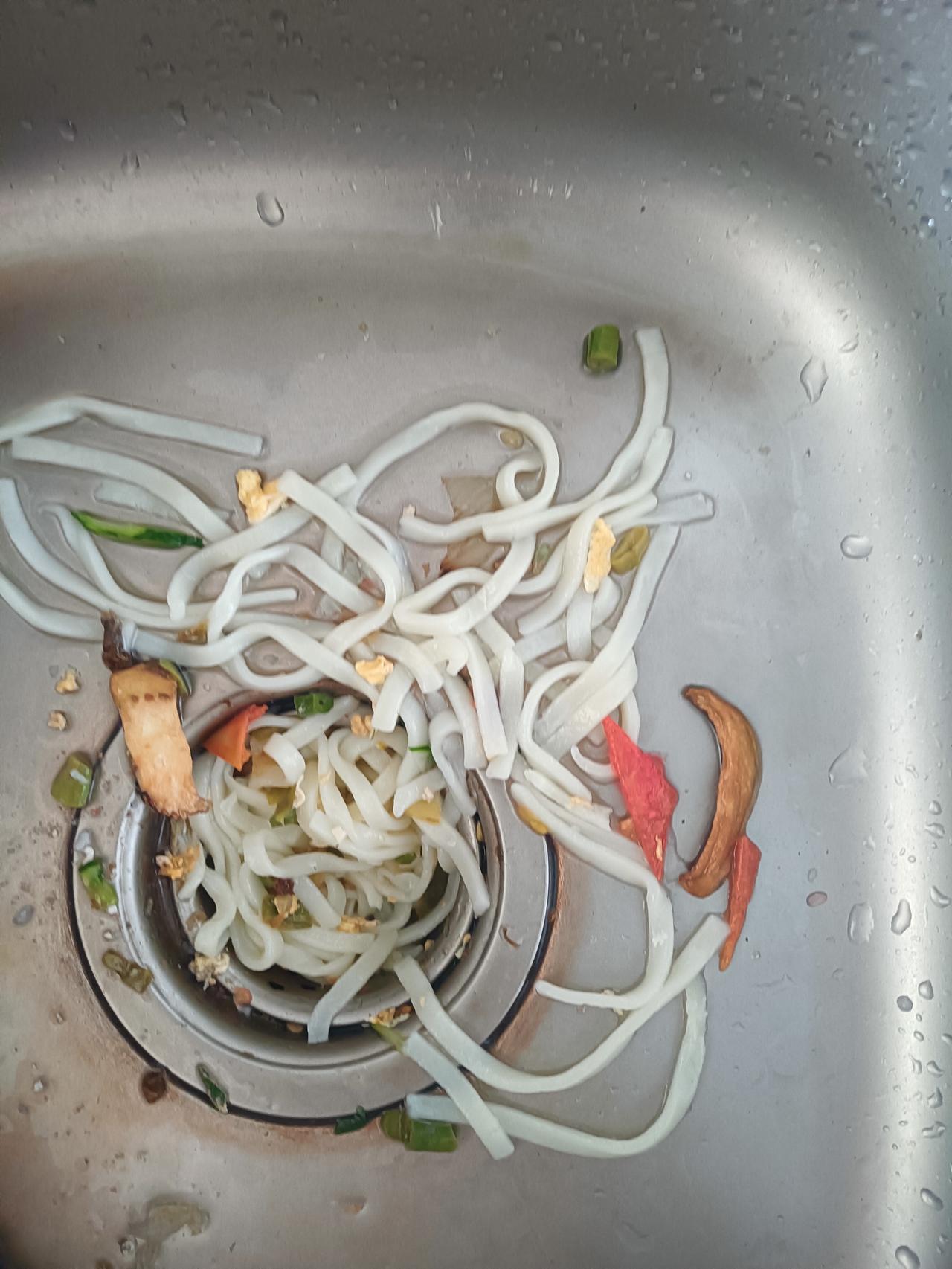 昨天中午吃凉面条。老婆刷锅洗碗完毕，让我清一下洗碗池。大家看看，里头剩的面条，足