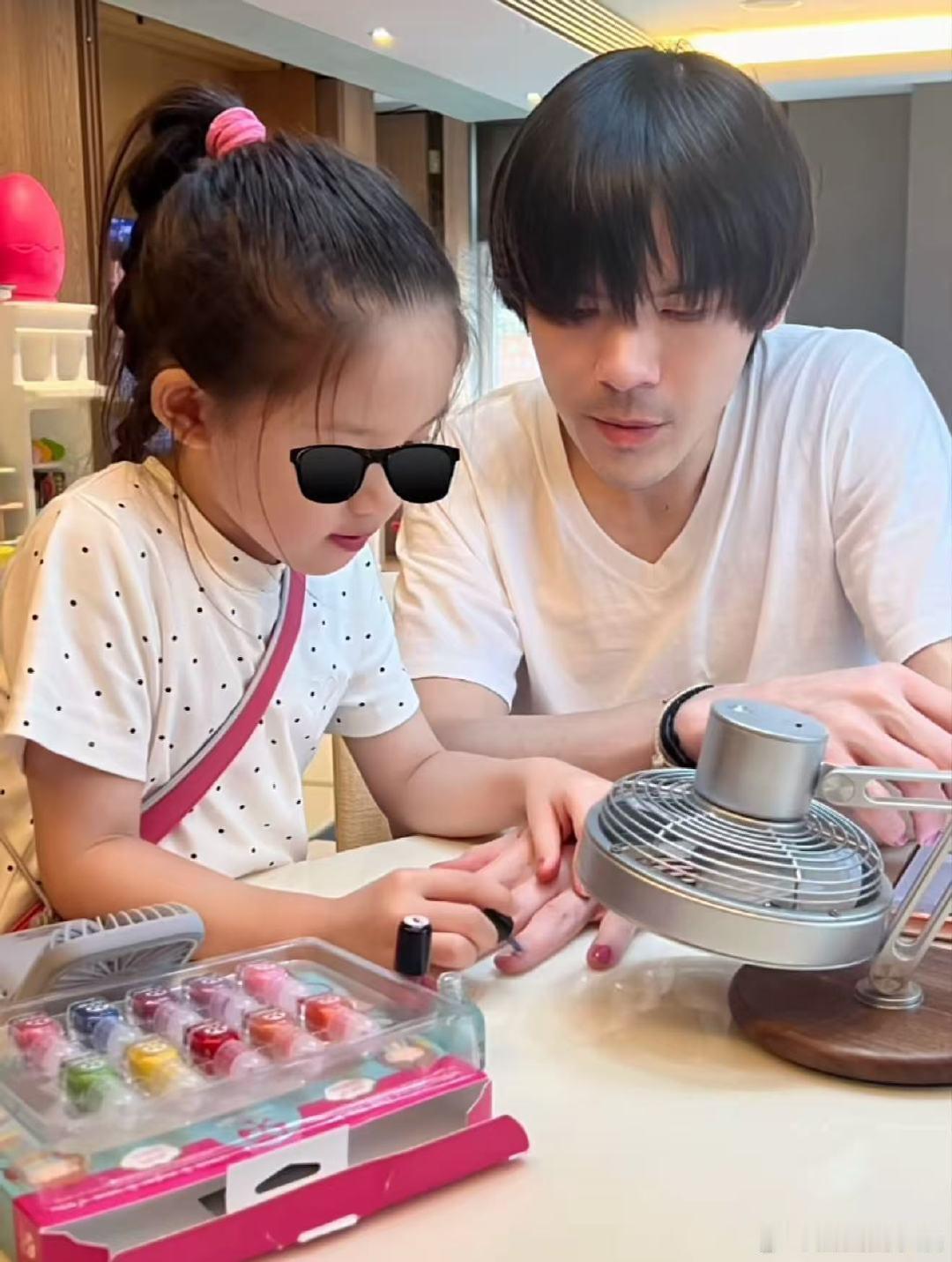 向佐被女儿涂美甲 郭碧婷向佐女儿侧脸，跟妈妈好像啊！郭碧婷向佐女儿侧脸