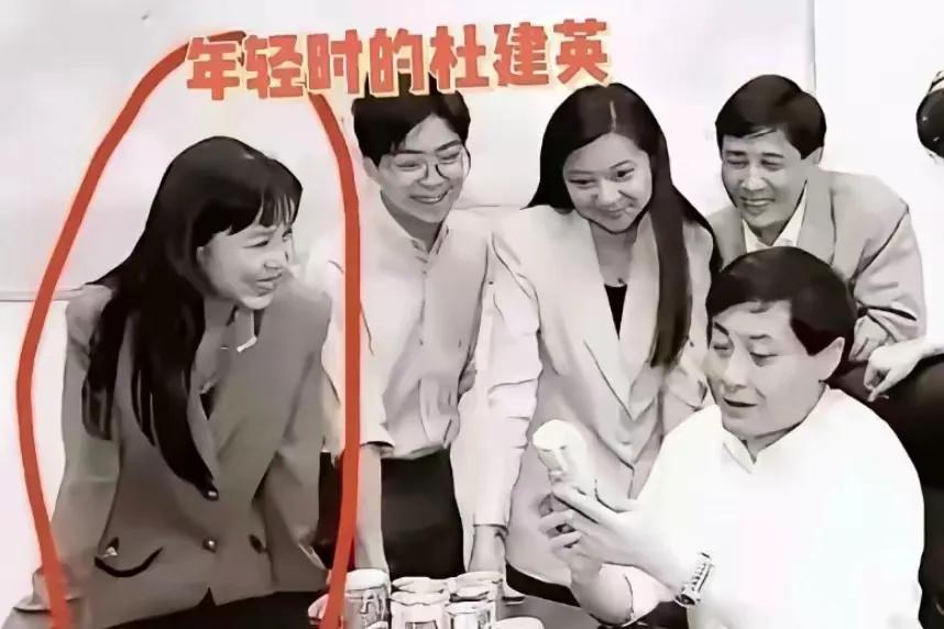 那张老照片一出来，杜建英怕是想找地缝钻进去。

别人都盯着宗庆后手里的产品听介绍