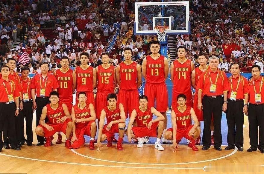 2008年奥运男篮阵容：姚明（中锋）绝对核心，NBA休斯顿火箭队球星，场均19分