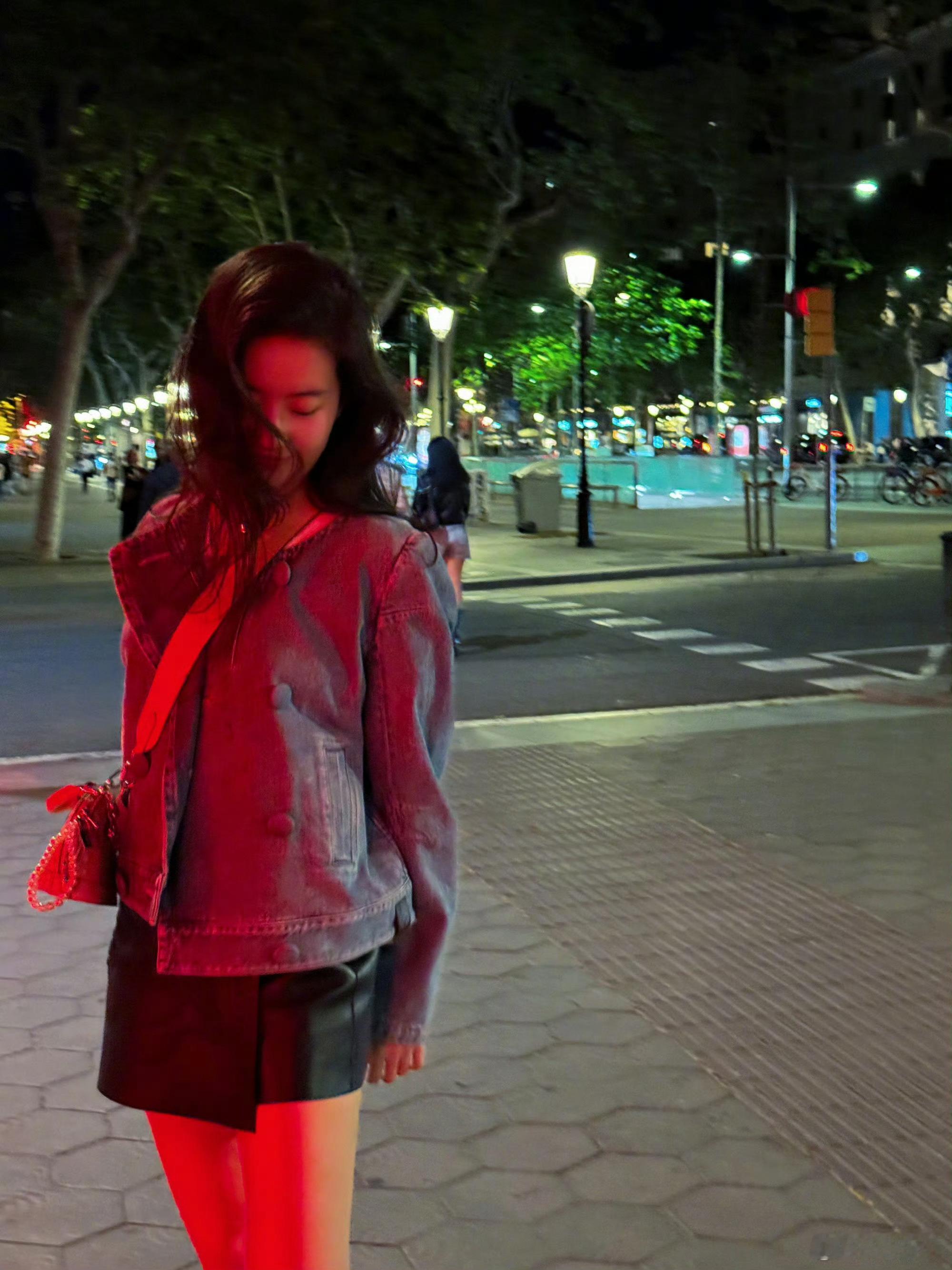 #刘亦菲在西班牙压马路# 果然大美女拍照根本不挑角度，光线和姿势，刘亦菲这组图美