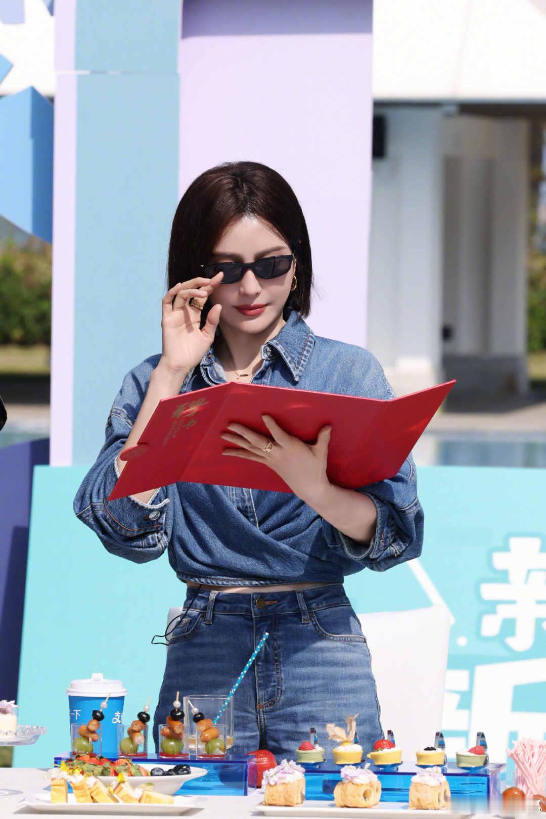 王鹤棣怪不得王鹤棣选秦岚当首席管家亲爱的客栈你想想看，只剩一间海景房，两边客人都