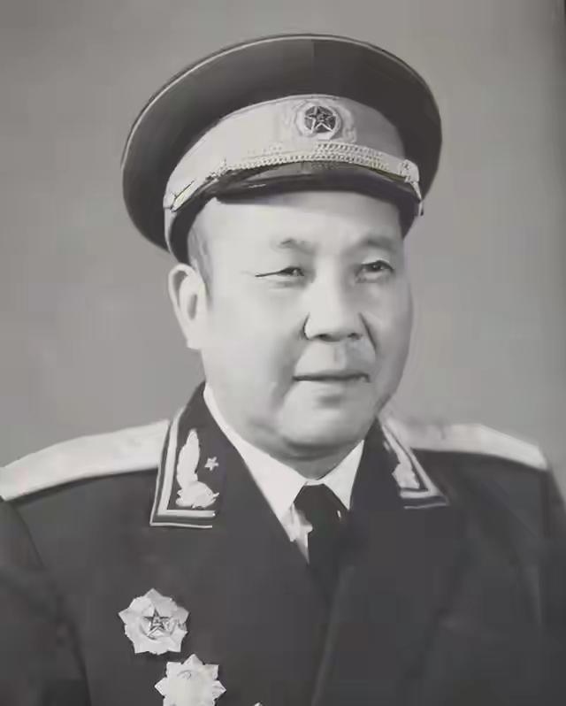 他并不懂带兵，甚至几乎是文盲，却凭一手绝活55年被授予开国少将
 
1955年全