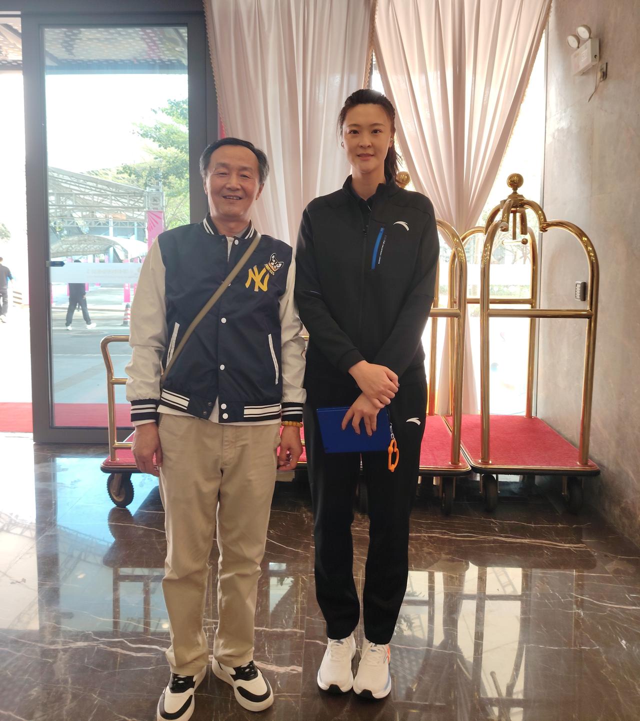 又见我心目中的“女神”惠若琪。
   完整的观看了能够看了VNL女排世联赛的比赛