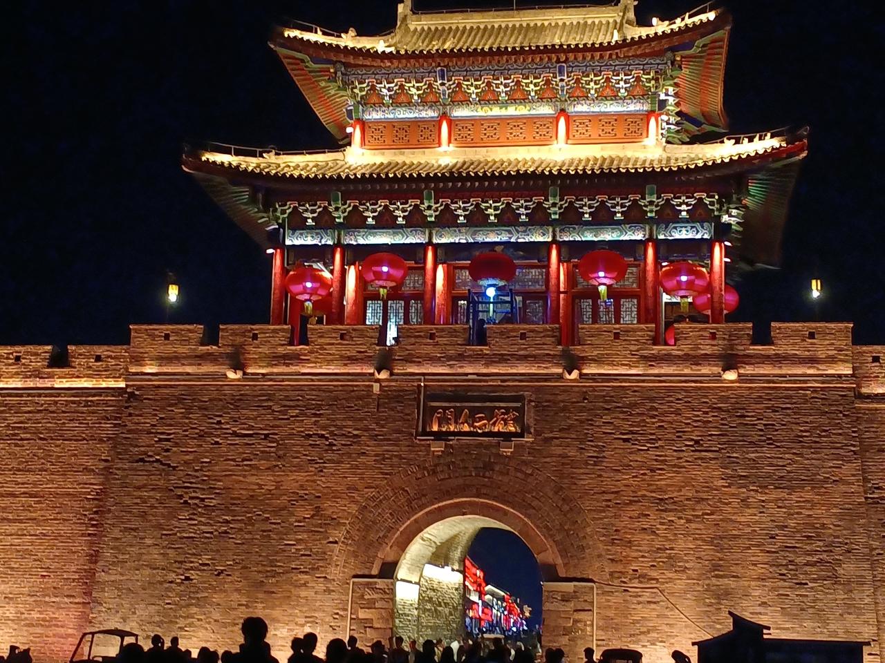 现在很多地方都建古城，古城文化是比比皆是。
     这一年旅游走过了太多的古城