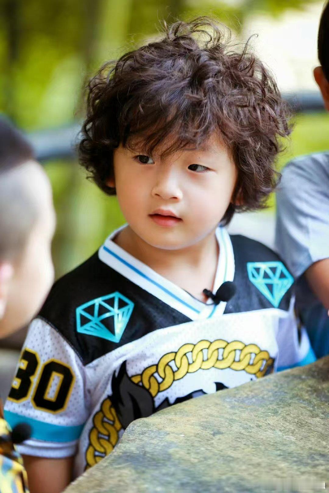 邹明轩瘦了好多 谁还记着那个肉嘟嘟的小轩轩？如今瘦下来直接变身韩系帅哥，复刻儿时