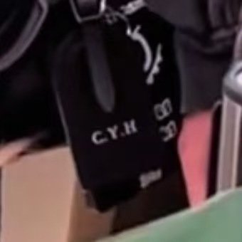 陈奕恒包挂是自己的姓名牌陈奕恒包挂是自己的定制姓名牌陈奕恒今日机场路透包挂是自己