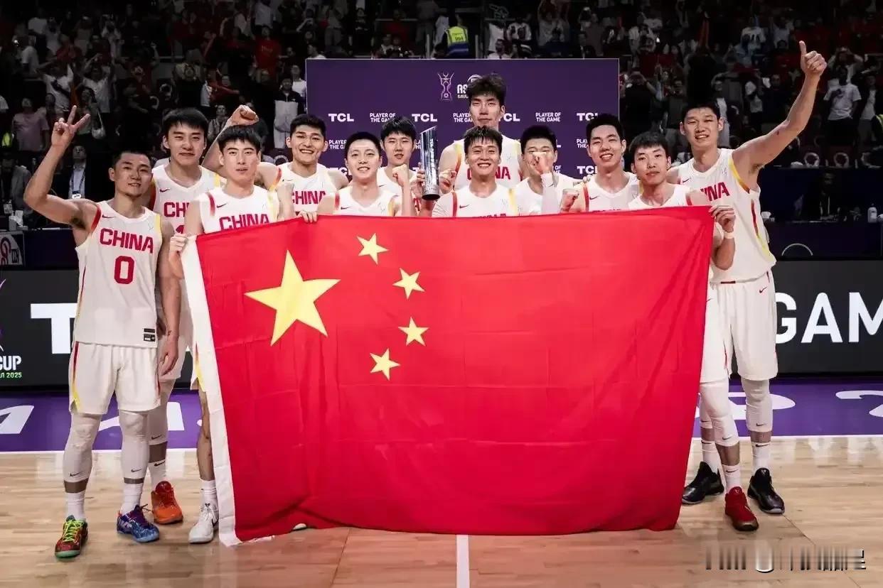 中国男篮分奖金！
据北京媒体人报道，郭指导主导的奖金分配方案是主张平均分配，除了