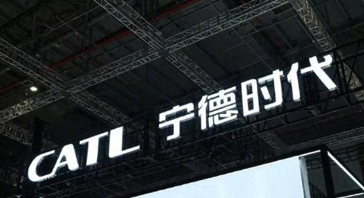 兄弟们，冬天开车最闹心的事儿，除了路面打滑，就是电池掉电像 “跳水” 吧？尤其是