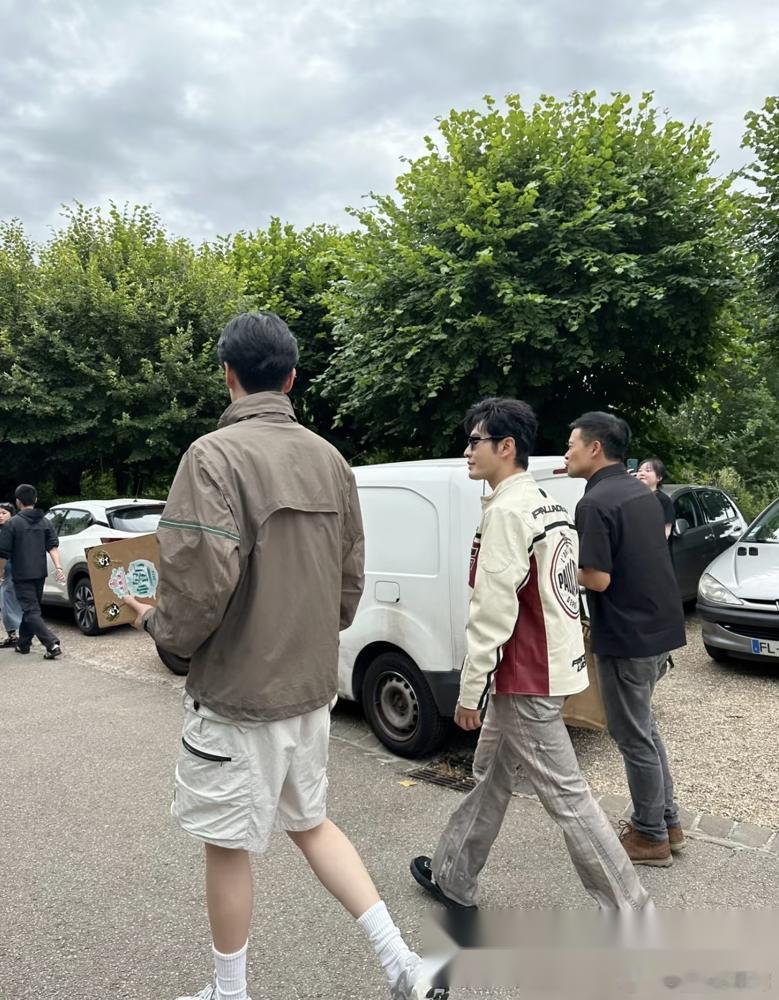 胡一天站黄晓明、董洁旁边，像一根电线杆戳进菜地里，所有人都得仰着头看他。都说他1