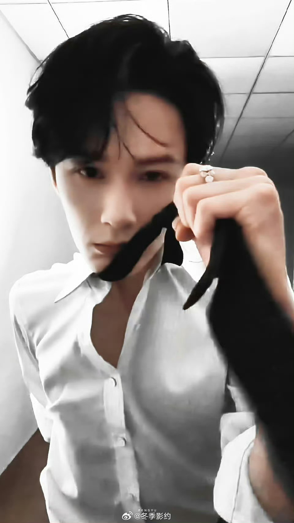 檀健次年上的魅力我后知后觉 以前不懂什么叫年上的魅力直到看见檀健次，衬衫领口不经