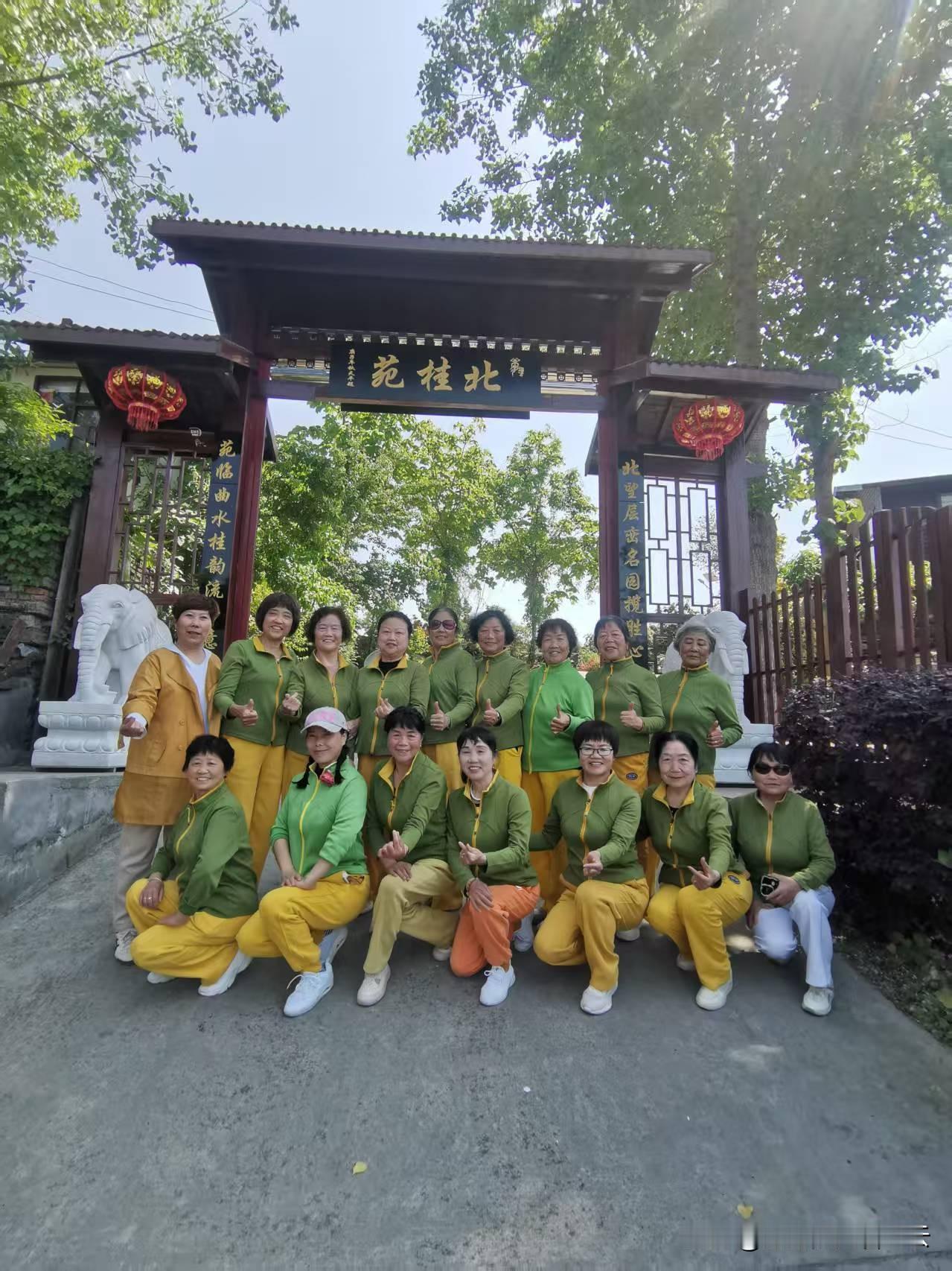 欢歌笑语庆五一 银龄风采展新颜——汉滨区老体协龙腾汉江分会鑫鑫舞柔队开展五一欢庆