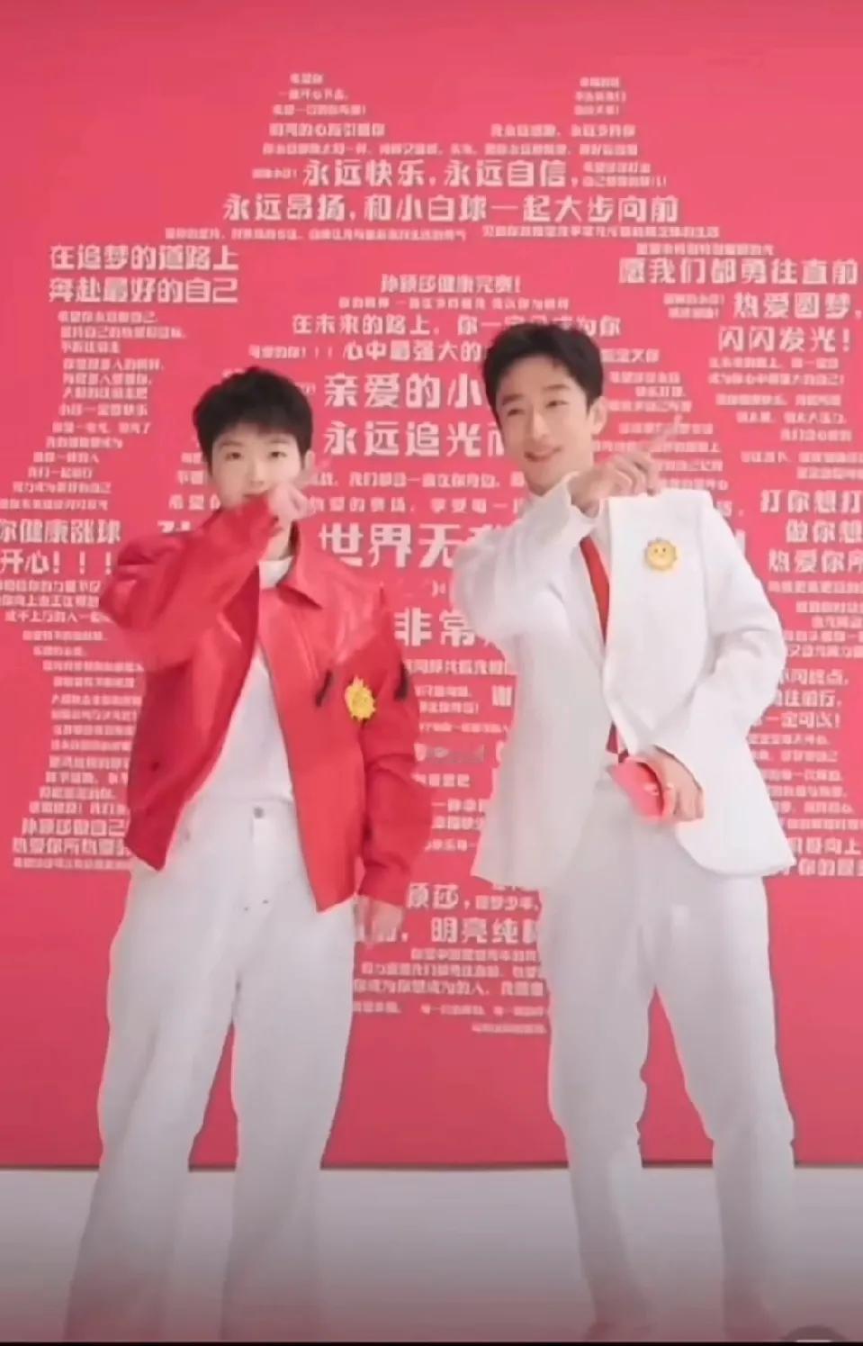 今天直播间里的莎莎，
看到品牌方把粉丝们的祝福以太阳的形状写出来的时候，
感觉到