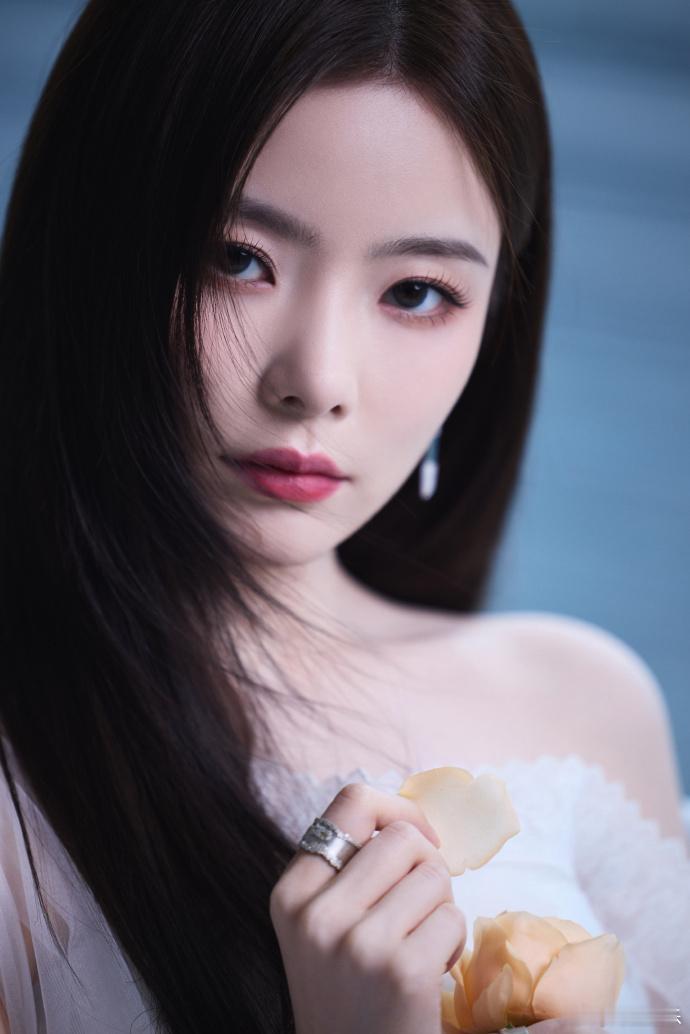  陈卓璇白纱look~温柔自有力量的姐感溢出来了！期待姐今晚的舞台呀 