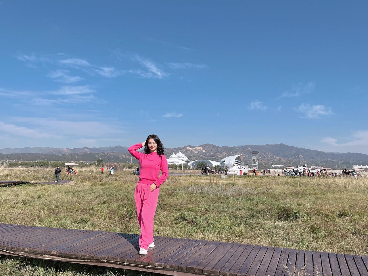 我53岁了，管它什么颜色呢，多艳的我都敢穿，粉色也是我的最爱，拍照醒目好看，也显