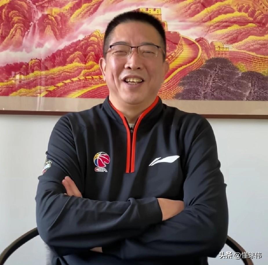 谦虚低调！胡卫东谈扣篮：

“现在不行了。”

“现在扣不了篮了。”

“一个是