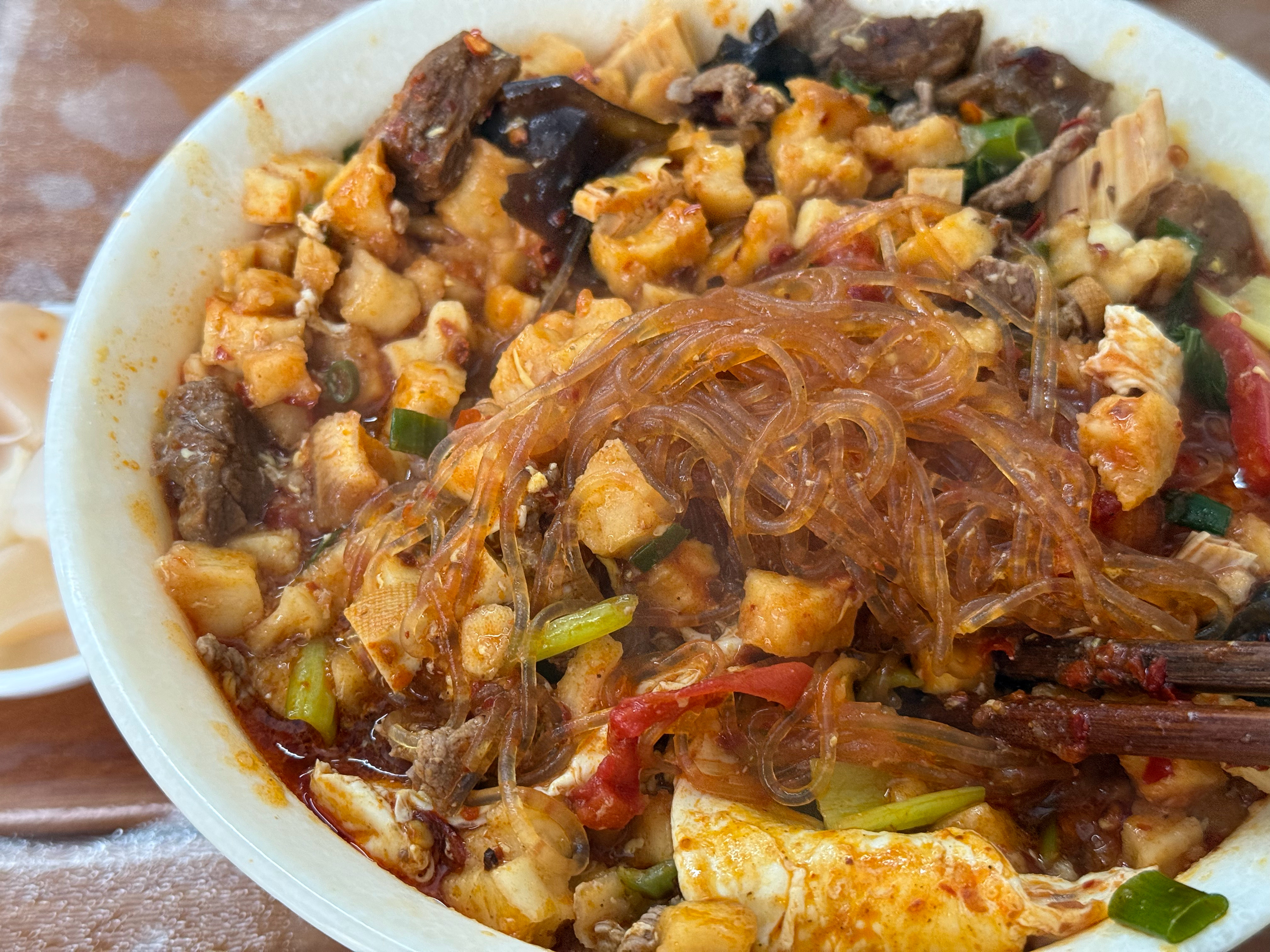 请欣赏西安极品美食：牛肉小炒泡馍生熟双拼加蛋阿狱的反向减肥指南 西安·建娃小炒