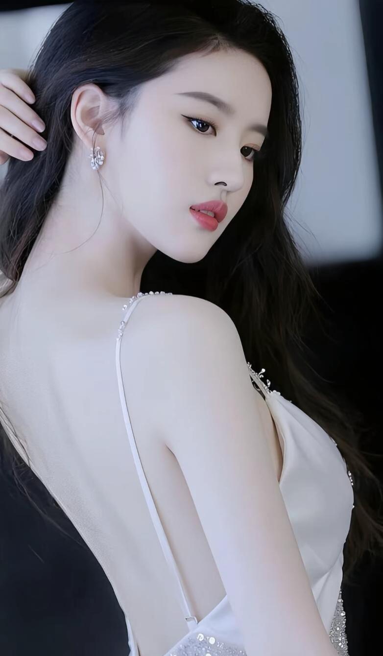 优雅黑发美人，复古耳环点缀，尽显迷人魅力。