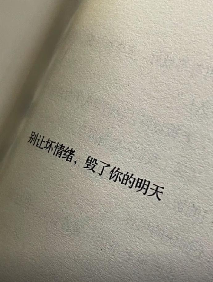 总有人认为在关系中主动就是丢面子，就是在降低价值，显得卑微。然后一直等着别人来主