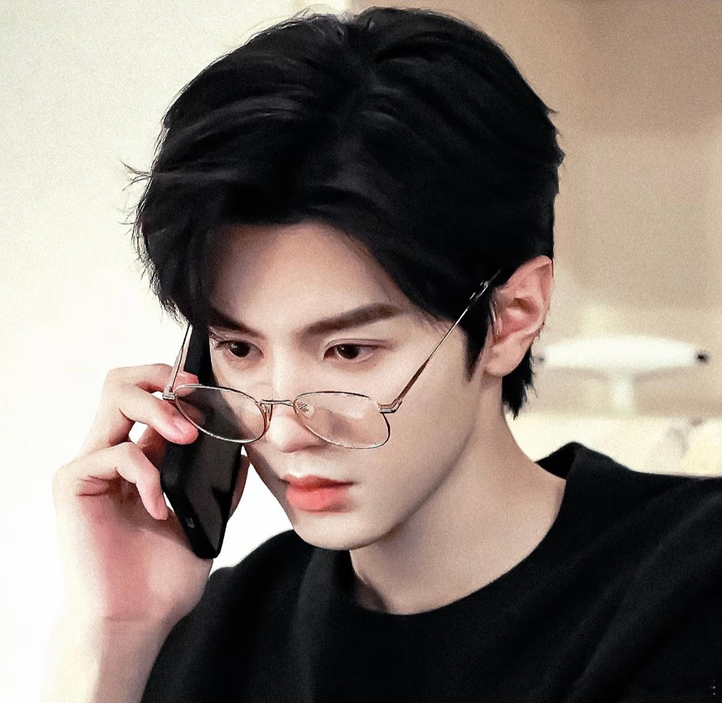 陈哲远 好松弛的帅气，笑起来的时候甜度超标，陈哲远不笑的时候更是奖励，就这个冷脸