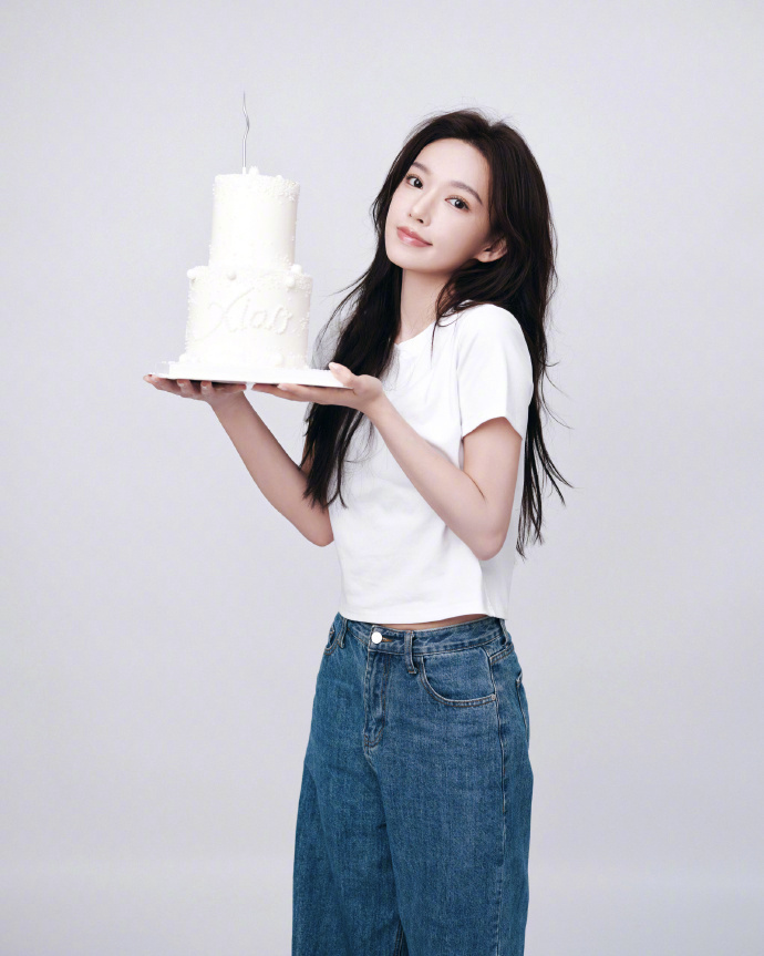 程潇和我换物料了程潇迎来28岁生日，新鲜生日写真大片温柔治愈，白T搭配简约造型，