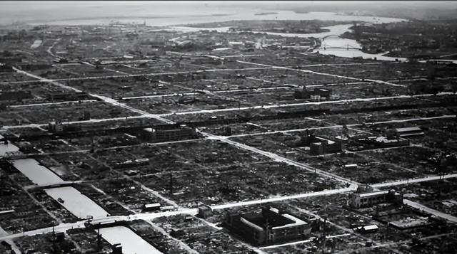 比原子弹还可怕的李梅火攻，烧死50万日本人，800万人无家可归。

1945年3