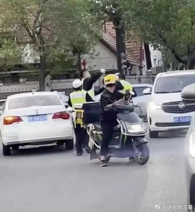 天津街头两个交警互殴，交警部门回应：正在处理。据大皖新闻报道，在天津市交警总队和