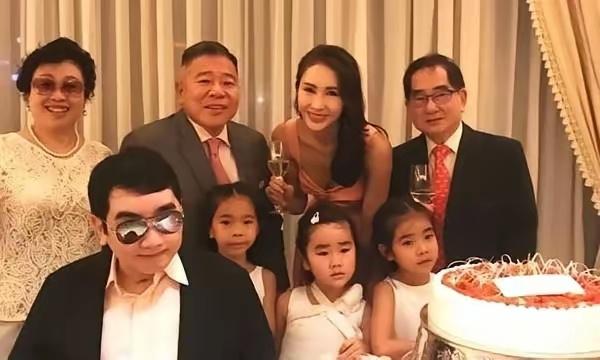 黎姿与富豪丈夫婚姻美满，膝下育有三个可爱的女儿，其中一对还是双胞胎，可谓儿女成双