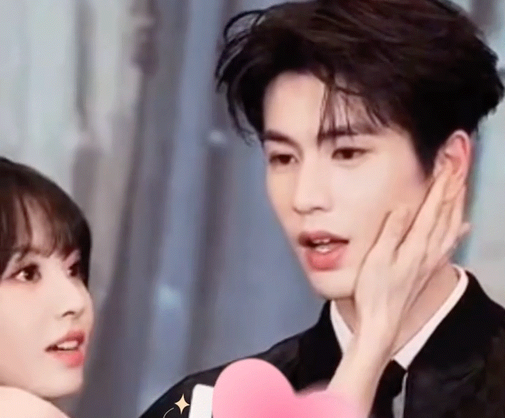 张凌赫田曦薇眼神都迷离了张凌赫被田曦薇摸耳朵的反应啊啊啊啊啊张凌赫田曦薇眼神都迷