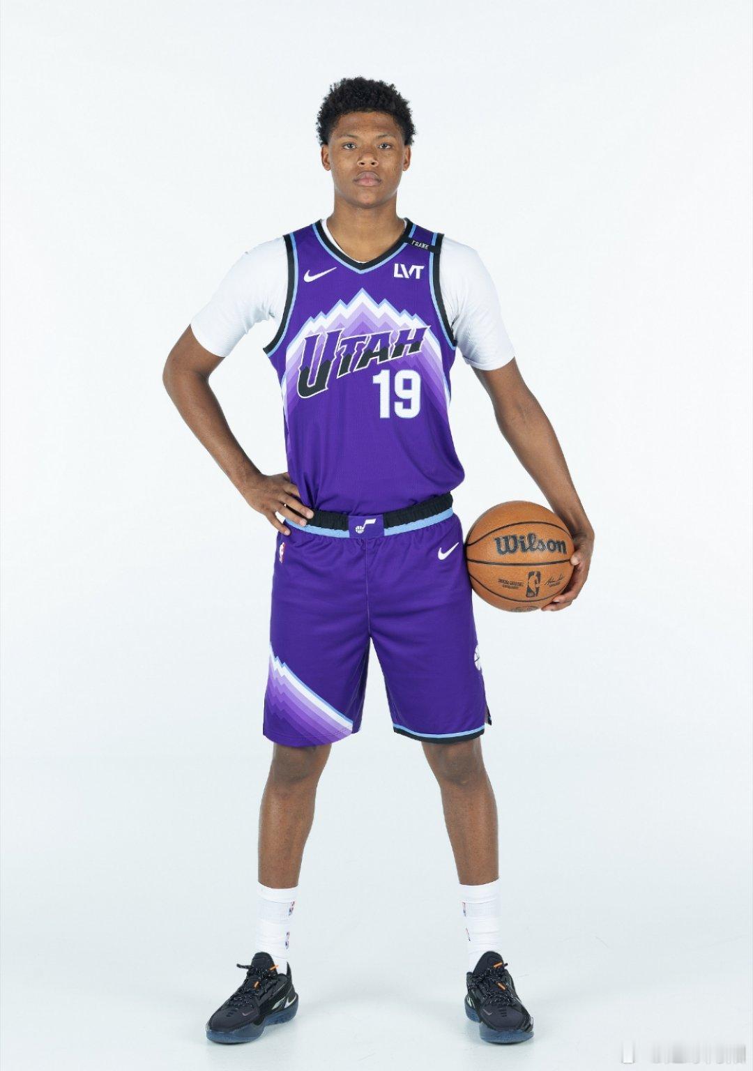 独行侠5号秀贝利膝盖酸痛离场 季前赛表现高开低走 10月14日讯，NBA季前赛独