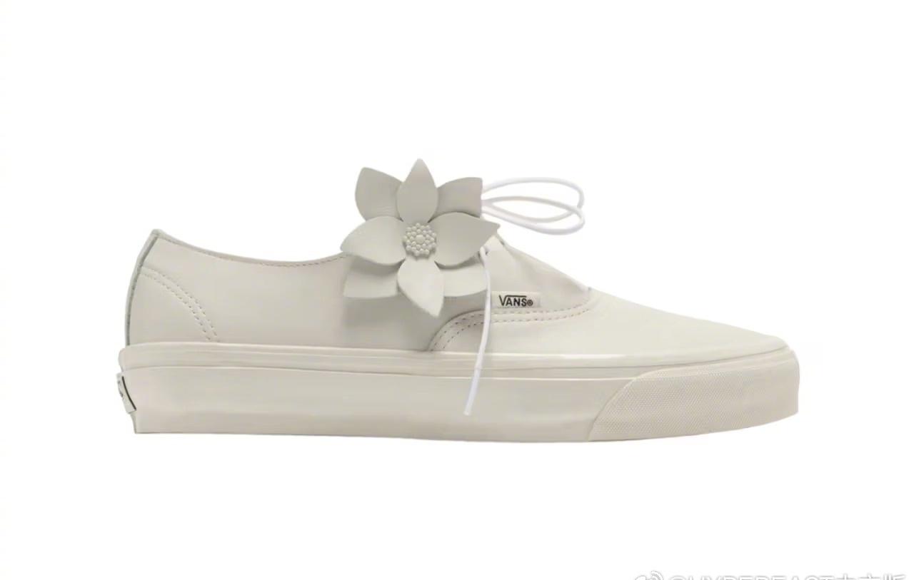 【这双纯白 Vans Premium Authentic Ease 注入淡雅花卉