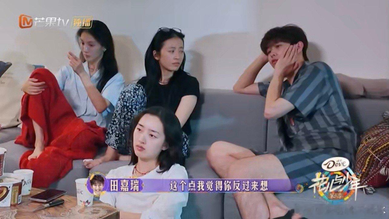 #田嘉瑞小世界的门为我们打开一点#晚上谈心时分，坦言曾因心肌炎住院，自此开始重新